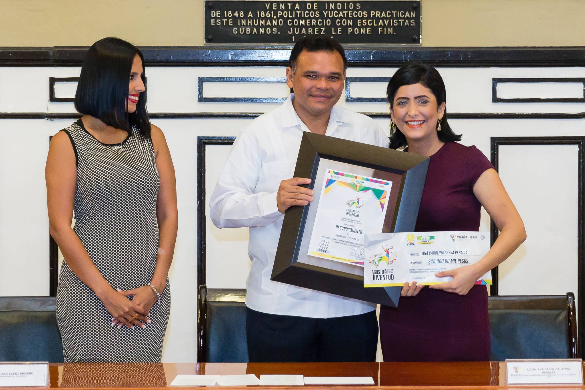 Carolina Leyva Peralta, creadora del Mercadito Bazar, recibe su reconocimiento de manos de RZB y Alaine López
