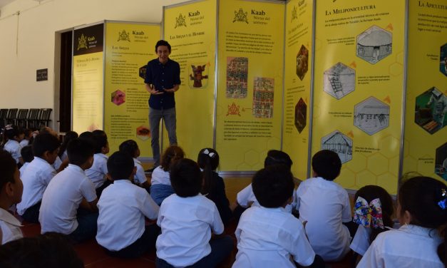 Sensibilizan sobre la importancia de las abejas en el ecosistema, durante la Semana de la Historia de Yucatán en la Escuela Modelo